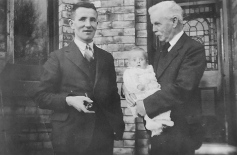 Robert Duncan De Little, founder of wood type manufactory, holding his grandson, Robert James  (Jim), in 1935. Jim’s father, Robert Geoffrey, is on the left